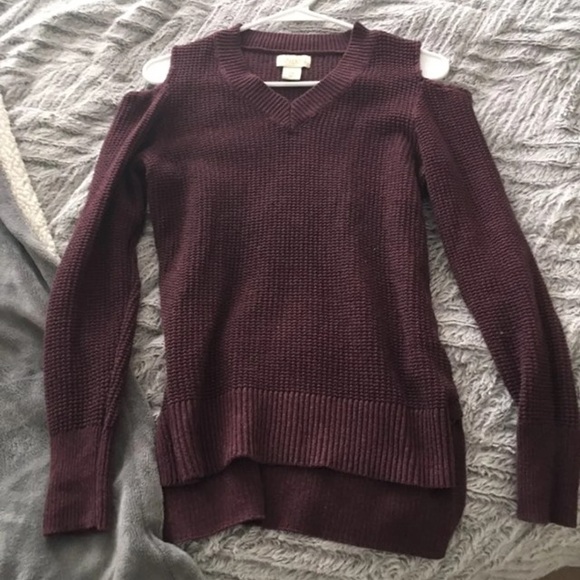 Cold Shoulder Cutout V-neck Sweater - Picture 2 of 4